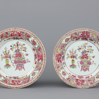 Paar borden in Chinees porselein, famille rose, Qianlong, 18e eeuw