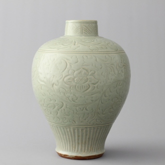 Gegraveerde celadon vaas in Chinees porselein, mogelijk Ming Longquan