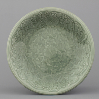 Celadon schotel in Chinees porselein met lotusversiering, 19e eeuw