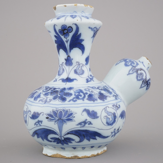 Kendi en faïence de Delft, bleu et blanc avec chinoiserie, fin 17e