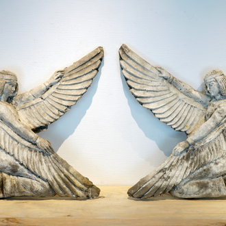 Een paar plaasteren afgietsels en pendant van Isis, Egyptische godin, 19/20e eeuw, Brugge
