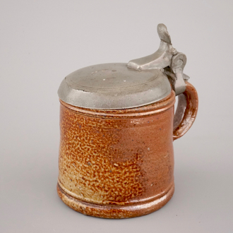 Een zeldzame klein-formaat pint met tinnen deksel, Raeren, ca. 1600