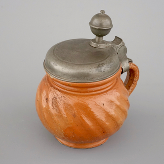 Een ongewoon klein kruikje in steengoed uit Bunzlau, ca. 1700