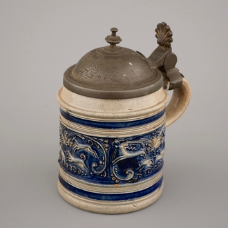 Een zeldzame klein-formaat pint met tinnen deksel, Westerwald, ca. 1600