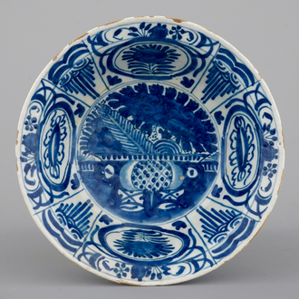 A Dutch Delft blue and white chinoiserie Wan Li kraak klapmuts bowl, 17/18th C.