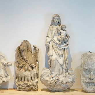 Vijf plaasteren figuren waaronder een pelikaan en het gezicht van een bebaarde man, 19/20e eeuw, Brugge