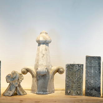 Een set van zes plaasteren ornamenten, 19/20e eeuw, Brugge