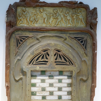 Een plaasteren afgietsel van een art nouveau haardplaat met cherubijnen, 19/20e eeuw, Brugge