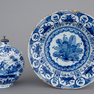 A Dutch Delft blue and white plate and gourd flask, 18/19th C.
