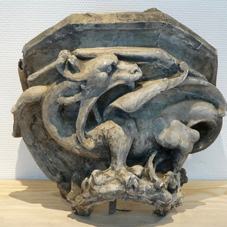 Een plaasteren wandconsole gedecoreerd met een mythologisch gevleugeld dier, 19/20e eeuw, Brugge