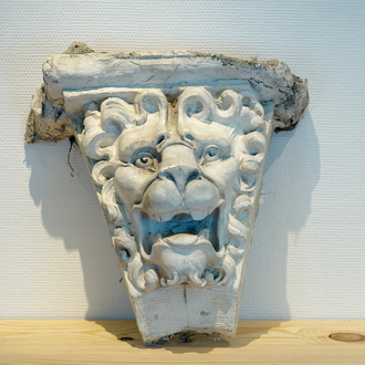Een grote plaasteren console met een leeuwenkop, 19/20e eeuw, Brugge
