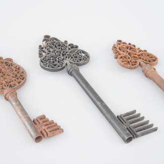 3 fraaie smeedijzeren sleutels, reclame- of winkelhangers, 19/20e eeuw