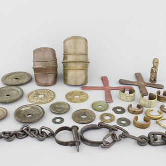 Een lot Afrikaanse bronzen betaalmiddelen, ketenen etc. 19/20e eeuw