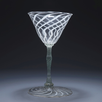 Een dun slingerglas, façon de Venise, 18/19e eeuw