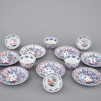 Een set Japanse imari porseleinen kop en schotels, 18e eeuw