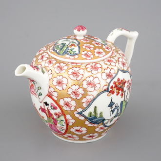 Een Chinese famille rose theepot, Qianlong, 18e eeuw