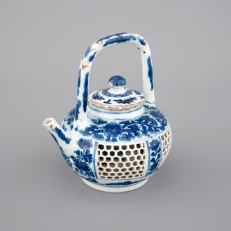 Een blauw-witte Chinees porseleinen dubbelwandige theepot, Kangxi, ca. 1700
