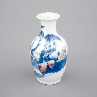 Een Chinees porseleinen vaasje in blauw en onderglazuur rood, 19/20e eeuw