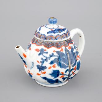 Een Chinese Imari porseleinen theepot, Kangxi, ca. 1700