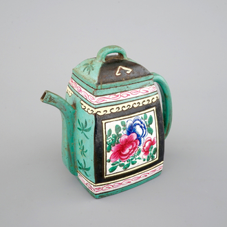 Een Chinese beschilderde Yixing theepot, 18/19e eeuw