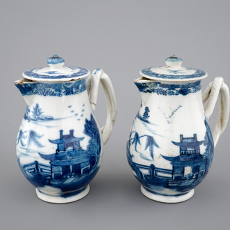 Een paar dekselkannetjes in blauw-witte Chinees exportporselein, 18e eeuw