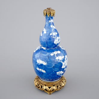 Een blauw-witte kalebasvormige vaas met blauwe fondkleur en chinoiserie montuur, 18/19ème