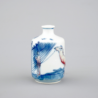 Une tabatière en porcelaine de Chine en bleu et rouge décoré d'un chameau, 18/19ème