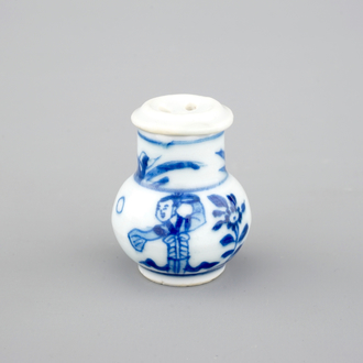 Een blauw-witte Chinees porseleinen strooier, Kangxi, ca. 1700