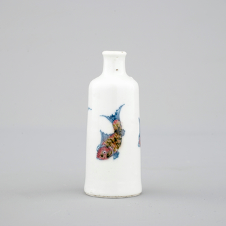 Une tabatière en porcelaine de Chine en bleu et rouge décoré de poissons, 18/19ème