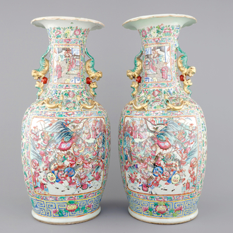 Une paire de vases de grande taille en porcelaine de Chine famille rose, 19ème