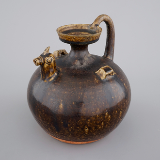 Een Chinese donker geglazuurde kan met een kippenhoofd tuit, mogelijk Han of Jin Dynastie, 3e-5e eeuw