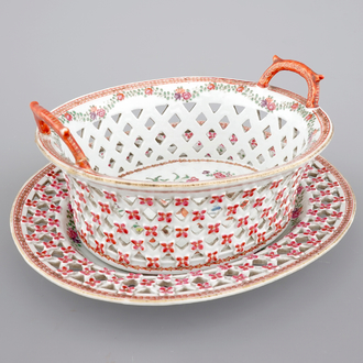 Een Chinese famille rose ajour mand op onderschotel, Qianlong, 18e eeuw