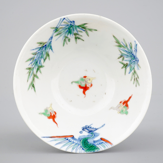 Een Chinees porseleinen doucai kom met een phoenix, 19e eeuw