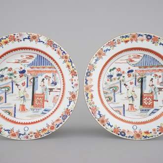 Een paar Chinees porseleinen schotels met dames in een tuin, Yongzheng, 1722-1735