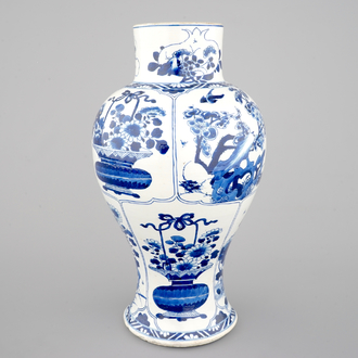 Un grand vase balustre en porcelaine de Chine, Kangxi, ca. 1700