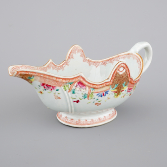 Een Chinese export porseleinen famille rose sauskom, Qianlong, 18e eeuw