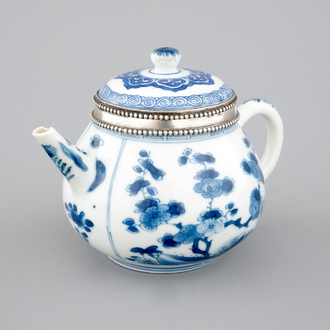 Een blauw-witte Chinees porseleinen theepot met zilveren montuur, Kangxi, ca. 1700
