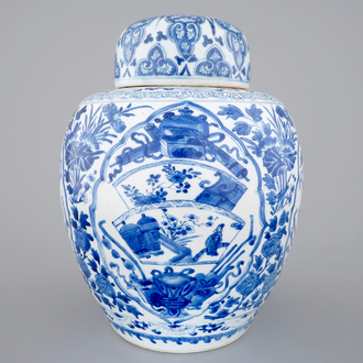 Een blauw-witte Chinees porseleinen gemberpot met deksel, Kangxi, ca. 1700