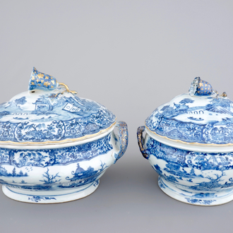 Twee Chinese vergulde en blauw-witte exportporseleinen terrines, Qianlong, 18e eeuw