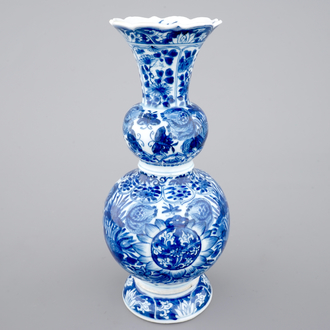 Een blauw-witte Chinees porseleinen dubbele gourde vaas met vlinders, Kangxi, ca. 1700