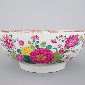 Een uitzonderlijk grote Chinese famille rose kom met floraal decor, Qianlong, 18e eeuw
