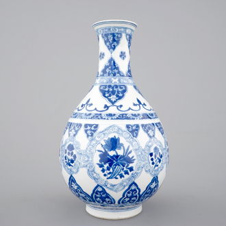 Een Chinees porseleinen blauw-witte peervormige vaas, Kangxi, ca. 1700