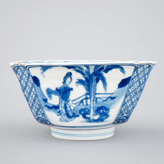 Een Chinese blauw-witte porseleinen vierkante kom, Kangxi, ca. 1700