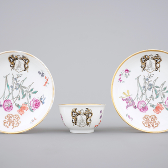 Een Chinees exportporseleinen kop en twee schotels met wapendecor, 18e eeuw
