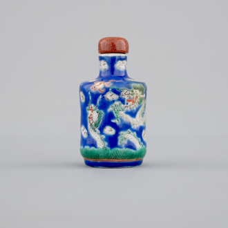 A Chinese enameled porcelain snuff bottle with a dragon, 19/20th C.