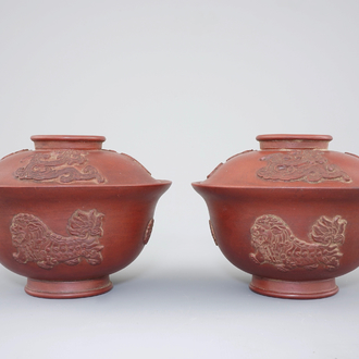 A pair of Chinese Yixing stoneware teabowls with cover, 19/20th C.
