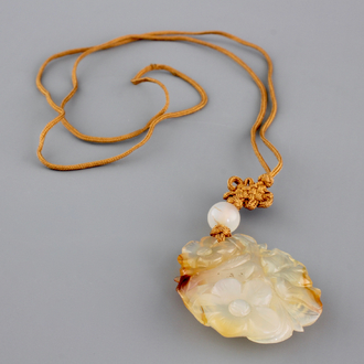 A Chinese carved agate pendant, 19/20th C