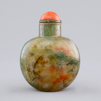 A Chinese incrusted agate snuff bottle with inside decoration of fish, 19/20th C.