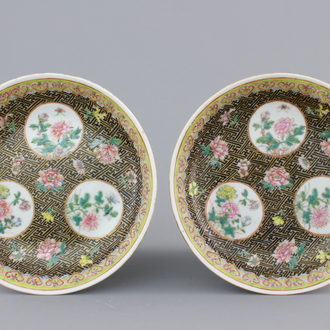 A pair of Chinese famille rose saucer plates, 19/20th C.