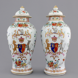 A pair of armorial porcelain vases with cover, Samson, 19th C.